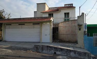 CASA EN VENTA CON ALBERCA COL. PRIMERO DE MAYO VERACRUZ,VER.