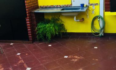 DUPLEX CON MUY BUENA DISTRIBUCIÓN POR TENER 4,30 mts DE ANCHO, CON 3 DORMITORIOS Y PATIO CON PARRILLA.