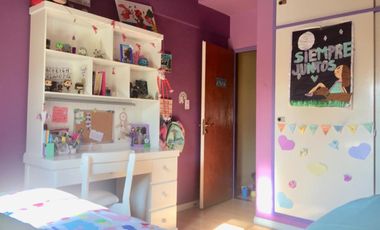 DUPLEX CON MUY BUENA DISTRIBUCIÓN POR TENER 4,30 mts DE ANCHO, CON 3 DORMITORIOS Y PATIO CON PARRILLA.