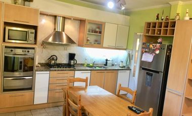 DUPLEX CON MUY BUENA DISTRIBUCIÓN POR TENER 4,30 mts DE ANCHO, CON 3 DORMITORIOS Y PATIO CON PARRILLA.