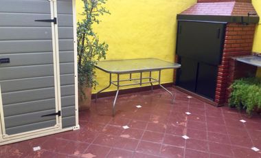 DUPLEX CON MUY BUENA DISTRIBUCIÓN POR TENER 4,30 mts DE ANCHO, CON 3 DORMITORIOS Y PATIO CON PARRILLA.