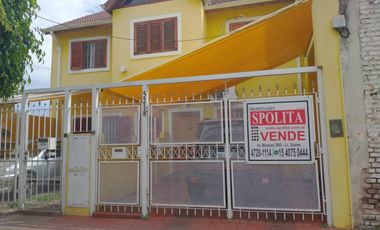 DUPLEX CON MUY BUENA DISTRIBUCIÓN POR TENER 4,30 mts DE ANCHO, CON 3 DORMITORIOS Y PATIO CON PARRILLA.