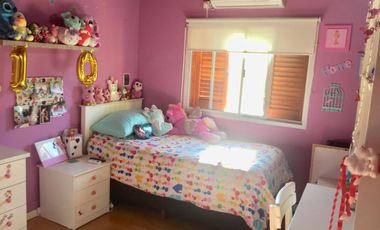 DUPLEX CON MUY BUENA DISTRIBUCIÓN POR TENER 4,30 mts DE ANCHO, CON 3 DORMITORIOS Y PATIO CON PARRILLA.