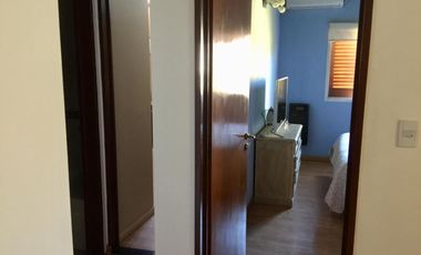 DUPLEX CON MUY BUENA DISTRIBUCIÓN POR TENER 4,30 mts DE ANCHO, CON 3 DORMITORIOS Y PATIO CON PARRILLA.