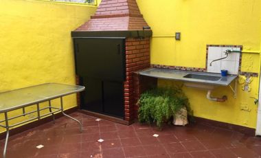 DUPLEX CON MUY BUENA DISTRIBUCIÓN POR TENER 4,30 mts DE ANCHO, CON 3 DORMITORIOS Y PATIO CON PARRILLA.