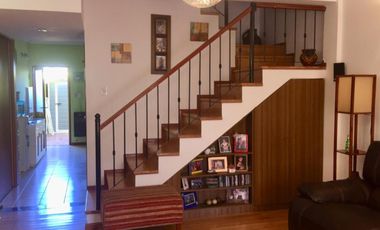 DUPLEX CON MUY BUENA DISTRIBUCIÓN POR TENER 4,30 mts DE ANCHO, CON 3 DORMITORIOS Y PATIO CON PARRILLA.