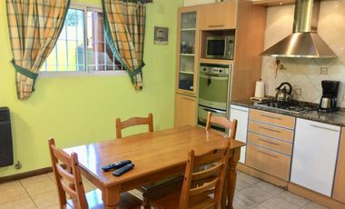 DUPLEX CON MUY BUENA DISTRIBUCIÓN POR TENER 4,30 mts DE ANCHO, CON 3 DORMITORIOS Y PATIO CON PARRILLA.