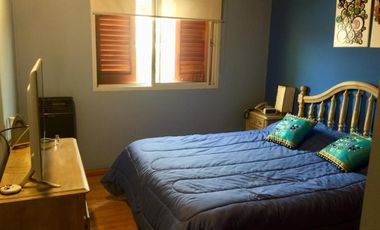 DUPLEX CON MUY BUENA DISTRIBUCIÓN POR TENER 4,30 mts DE ANCHO, CON 3 DORMITORIOS Y PATIO CON PARRILLA.