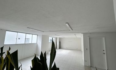 oficina en arriendo en av 30 de agosto. Cod A5685