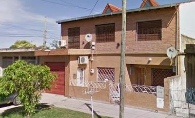 Venta de Casa para 2 familias de 7 ambientes con cochera cubierta y patio en S.F.Solano (27346)