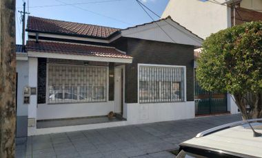 Casa en venta en Lomas De Zamora permuta por dto menos valor