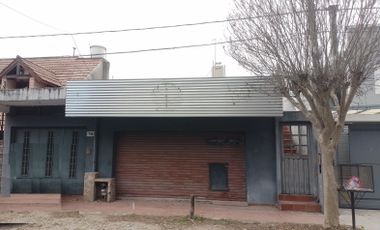 ENTRE CAMINOS CASA DE DOS DORMITORIOS, LIVING COMEDOR, COCINA COMEDOR. CUENTA CON UN LOCAL MAS U DEPARTAMENTO INTERNO DE DOS DORMITORIOS. POSIBILIDAD DE CONSTRUIR UNA PLANTA ALTA.