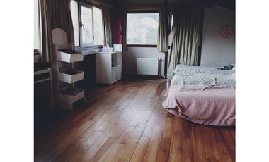 Casa 5 ambientes/ Pocos años de antigüedad/ Barrio El Tejado