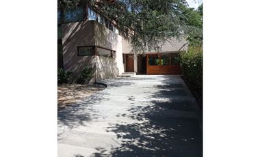 Casa 5 ambientes/ Pocos años de antigüedad/ Barrio El Tejado