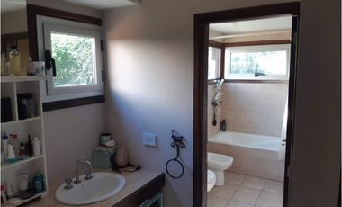 Casa 5 ambientes/ Pocos años de antigüedad/ Barrio El Tejado