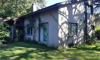 Casa 5 ambientes/ Pocos años de antigüedad/ Barrio El Tejado