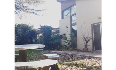 Casa 5 ambientes/ Pocos años de antigüedad/ Barrio El Tejado