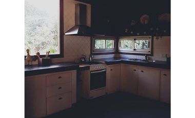 Casa 5 ambientes/ Pocos años de antigüedad/ Barrio El Tejado
