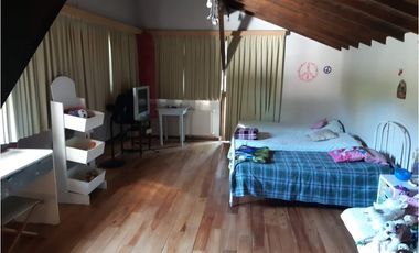 Casa 5 ambientes/ Pocos años de antigüedad/ Barrio El Tejado