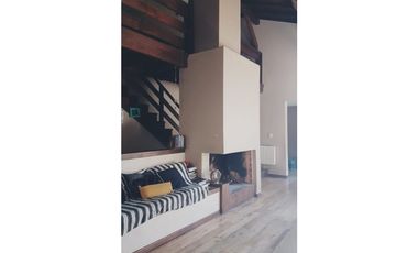 Casa 5 ambientes/ Pocos años de antigüedad/ Barrio El Tejado