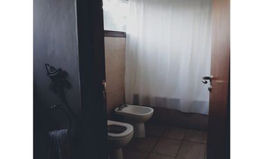 Casa 5 ambientes/ Pocos años de antigüedad/ Barrio El Tejado