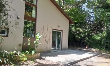 Casa 5 ambientes/ Pocos años de antigüedad/ Barrio El Tejado