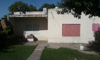 Casa americana en buen estado en Barrio Almafuerte