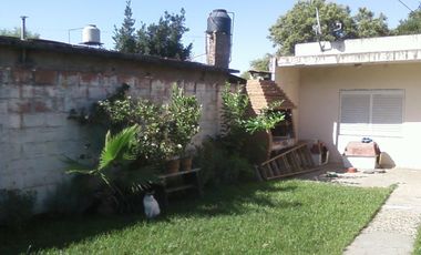 Casa americana en buen estado en Barrio Almafuerte