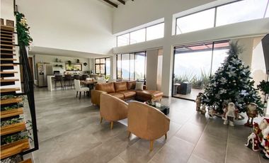 HERMOSA CASA EN VENTA EN LA CATEDRAL - ENVIGADO