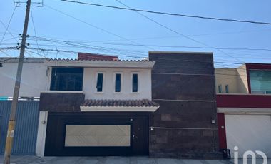 Casa en venta en Jardines de San Manuel, en Puebla, Puebla