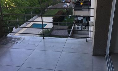 Departamento de dos ambientes con balcón y parrilla