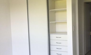 Departamento de dos ambientes con balcón y parrilla