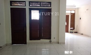 Rumah Kokoh 3 Lantai Di Utan Kayu Bisa Buat Kantor