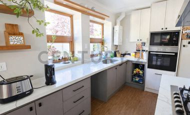 Se vende gran casa de 379 m2, uso mixto, sector exclusivo de Pedro de Valdivia.