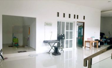 Rumah Mewah Tepi Jalan Aspal di Maguwoharjo