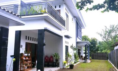 Rumah Mewah Tepi Jalan Aspal di Maguwoharjo