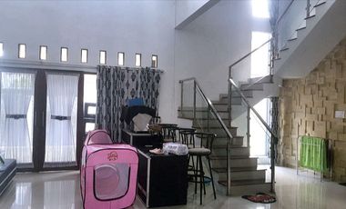 Rumah Mewah Tepi Jalan Aspal di Maguwoharjo