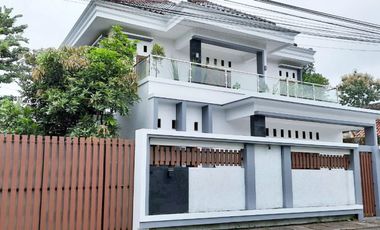 Rumah Mewah Tepi Jalan Aspal di Maguwoharjo