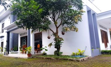 Rumah Mewah Tepi Jalan Aspal di Maguwoharjo