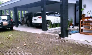 Rumah Mewah Tepi Jalan Aspal di Maguwoharjo