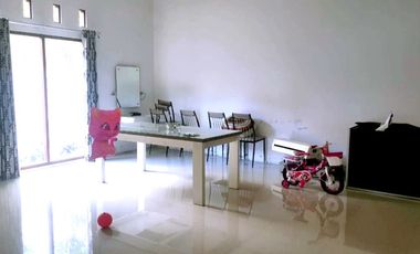 Rumah Mewah Tepi Jalan Aspal di Maguwoharjo