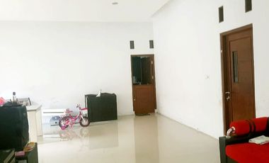 Rumah Mewah Tepi Jalan Aspal di Maguwoharjo