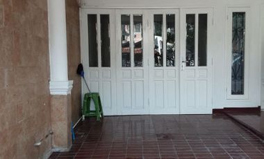 Disewa Rumah Satu Setengah Lantai Lokasi Strategis