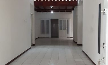 Disewa Rumah Satu Setengah Lantai Lokasi Strategis