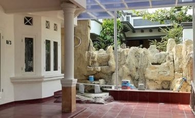 Disewa Rumah Satu Setengah Lantai Lokasi Strategis