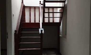 Disewa Rumah Satu Setengah Lantai Lokasi Strategis