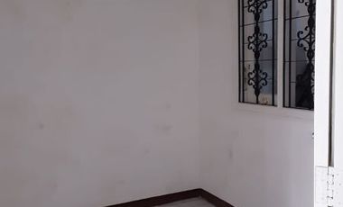 Disewa Rumah Satu Setengah Lantai Lokasi Strategis