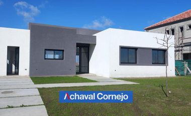 Casa en venta en una planta de 3 dormitorios y dependencia/escritorio en Riberas/Puertos!