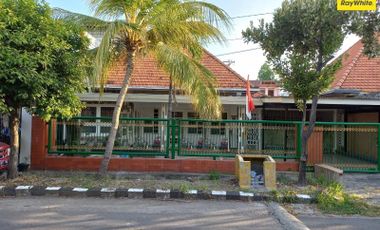 Dijual Rumah SHM Ada Garasi 3 Mobil Lokasi di Jl. Siak, Surabaya