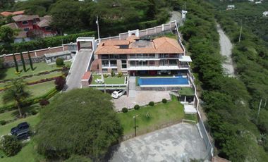 Increíble casa de venta ubicada en el Sector Las Minas Tumbaco.  Vista, enorme jardín